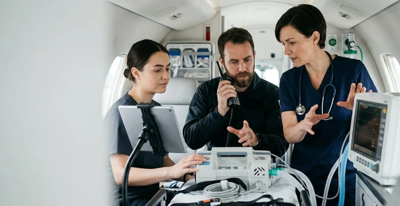 Équipe médicale préparant un transport sanitaire d'urgence dans un environnement médical professionnel
