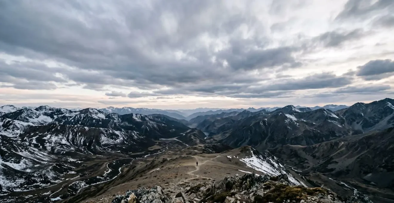 Paysage minimaliste montrant l'isolement d'une zone naturelle éloignée avec vaste espace négatif