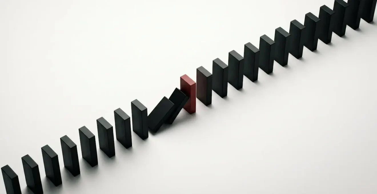 Métaphore visuelle du droit de contre-résiliation en cascade après résiliation par l'assureur
