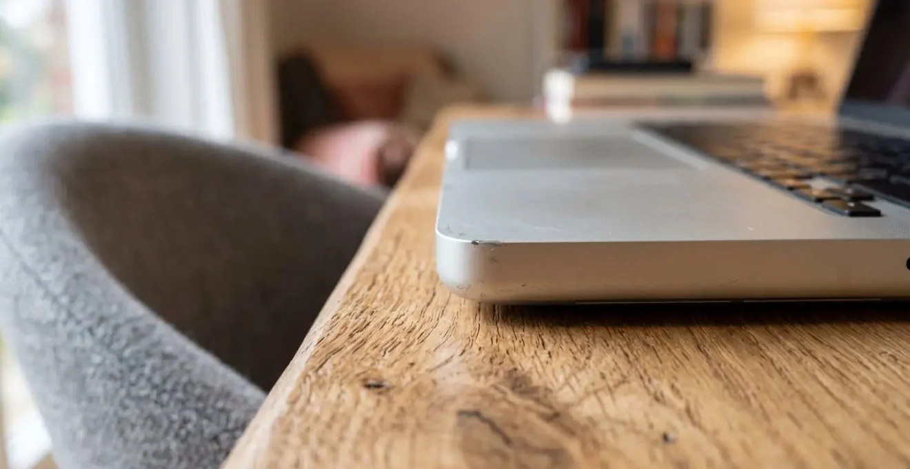 Bureau à domicile minimaliste avec équipement de télétravail dans un intérieur résidentiel contemporain