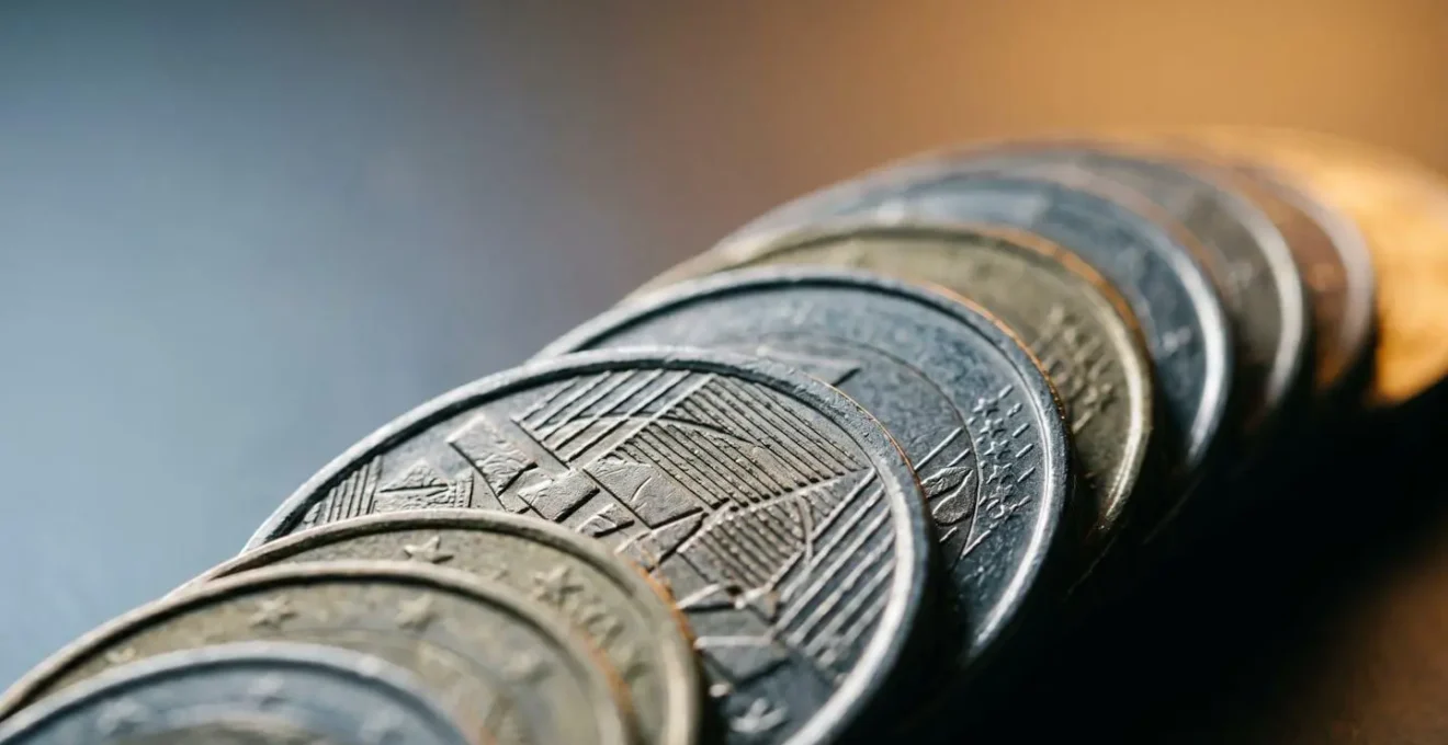 Concept visuel illustrant l'équilibre financier entre franchise élevée et économies à long terme