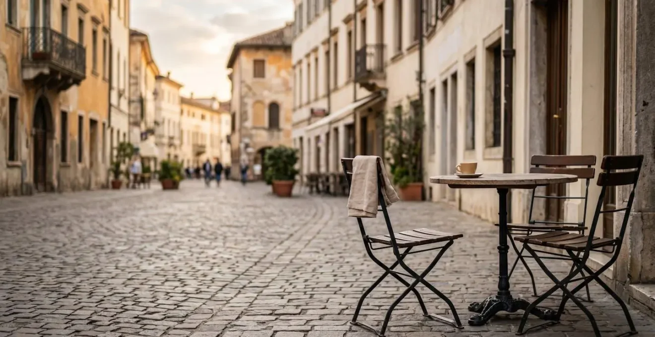 Terrasse de café européen avec table vide et chaise, évoquant la nécessité de surveiller ses affaires personnelles en voyage